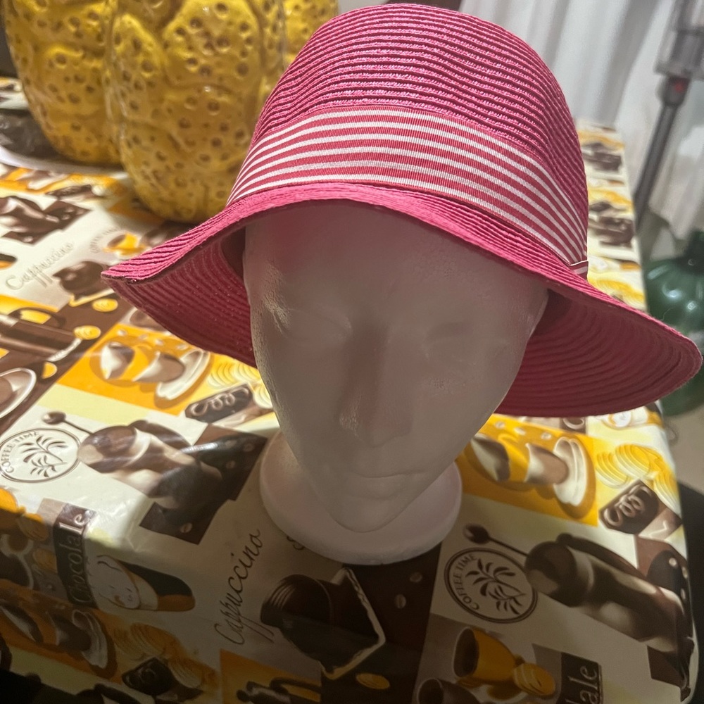 AUGUST FUSHIA HAT NWOT